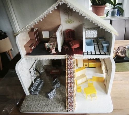 Kleines puppenhaus aus - kleines,