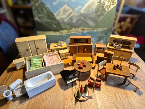 Puppenhaus-Möbel-Konvolut